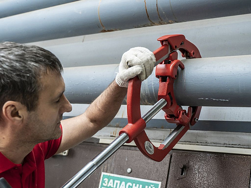 Фото Voll V6S труборез ручной с хомутной защелкой - Fortools - профессиональный инструмент Фото Voll V6S труборез ручной с хомутной защелкой - Fortools - профессиональный инструмент